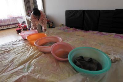 苍溪楼上漏水，住户失联，小区没物管，业主维权难！律师来支招……